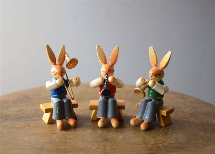 ドイツ製 ヴィンテージ かわいい木製のイースターバニー ハンドメイド 木工芸品 うさぎ 置物 アートピース フィギュア_260318