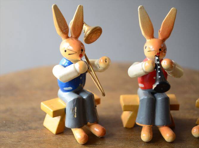 ドイツ製 ヴィンテージ かわいい木製のイースターバニー ハンドメイド 木工芸品 うさぎ 置物 アートピース フィギュア_260318