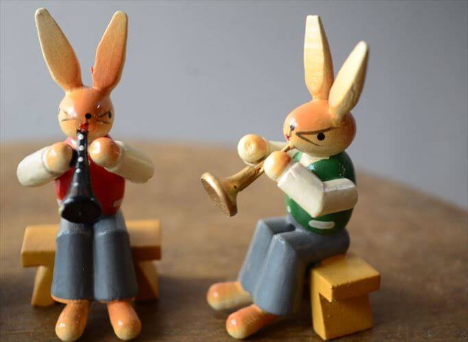 ドイツ製 ヴィンテージ かわいい木製のイースターバニー ハンドメイド 木工芸品 うさぎ 置物 アートピース フィギュア_260318