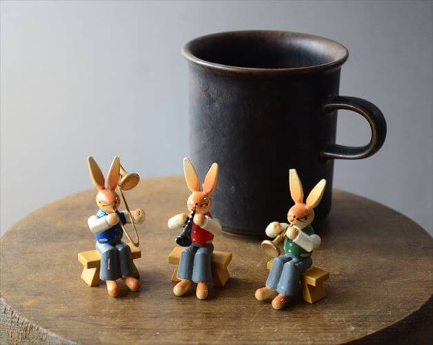 ドイツ製 ヴィンテージ かわいい木製のイースターバニー ハンドメイド 木工芸品 うさぎ 置物 アートピース フィギュア_260318