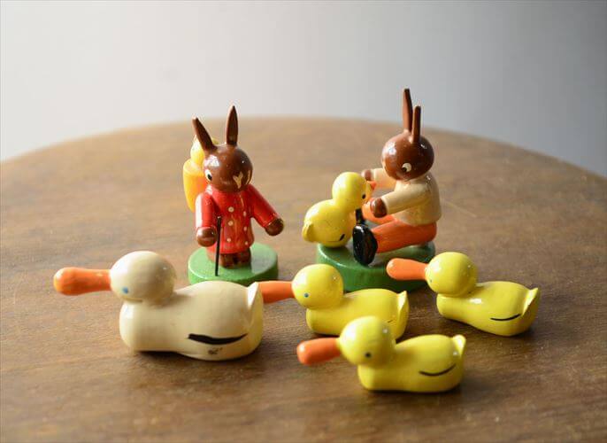 ドイツ製 ヴィンテージ かわいい木製のイースターバニー ハンドメイド 木工芸品 うさぎ 置物 アートピース フィギュア_260318