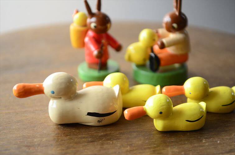 ドイツ製 ヴィンテージ かわいい木製のイースターバニー ハンドメイド 木工芸品 うさぎ 置物 アートピース フィギュア_260318