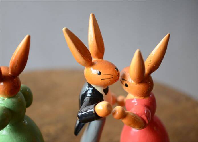 ドイツ製 ヴィンテージ かわいい木製のイースターバニー ハンドメイド 木工芸品 うさぎ 置物 アートピース フィギュア_260318