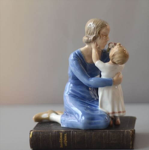 デンマーク製 B&G 母親と花を渡すこども ポーセラーツ フィギュア 北欧 陶磁器 アンティーク ヴィンテージ
