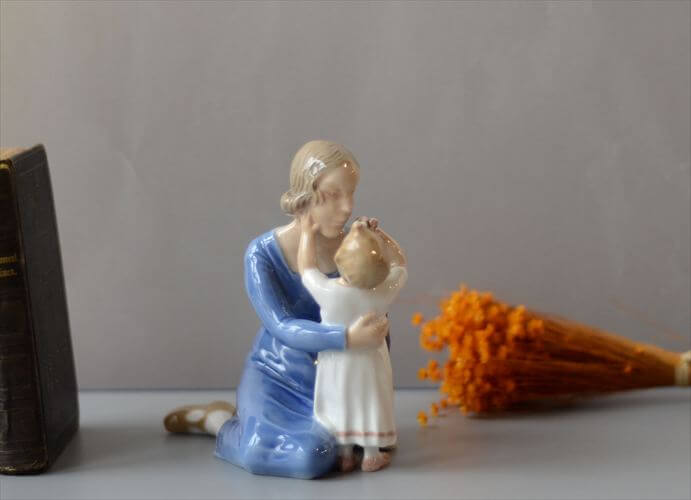 デンマーク製 B&G 母親と花を渡すこども ポーセラーツ フィギュア 北欧 陶磁器 アンティーク ヴィンテージ