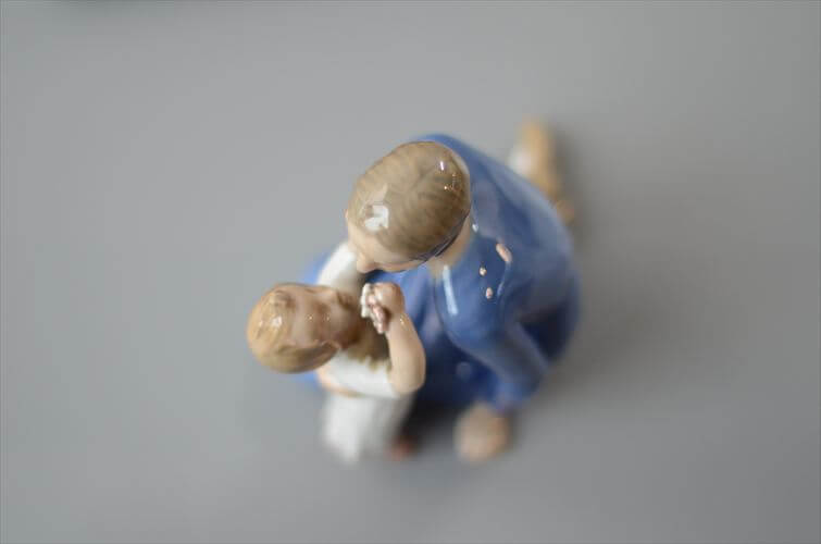 デンマーク製 B&G 母親と花を渡すこども ポーセラーツ フィギュア 北欧 陶磁器 アンティーク ヴィンテージ