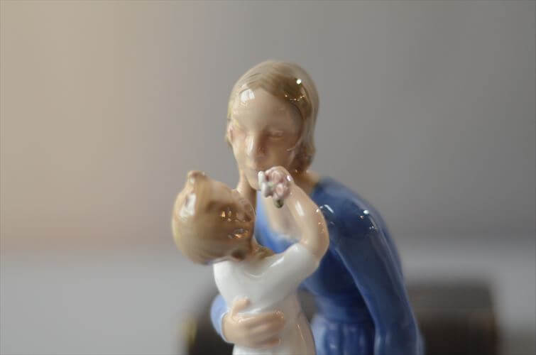 デンマーク製 B&G 母親と花を渡すこども ポーセラーツ フィギュア 北欧 陶磁器 アンティーク ヴィンテージ