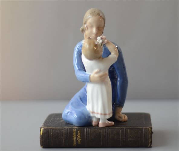 デンマーク製 B&G 母親と花を渡すこども ポーセラーツ フィギュア 北欧 陶磁器 アンティーク ヴィンテージ