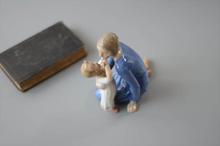 デンマーク製 B&G 母親と花を渡すこども ポーセラーツ フィギュア 北欧 陶磁器 アンティーク ヴィンテージ