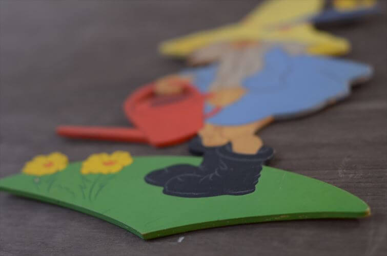 西ドイツ製 Mertens kunst 庭仕事をするノーム 小人 木製 壁掛け ウォールデコ グリム童話 メルテンス ヴィンテージ アンティーク_260415