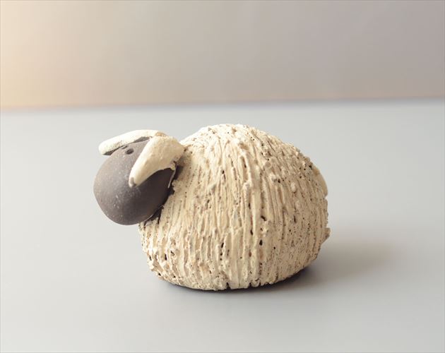 ドイツから かわいい陶器の羊 ハンドメイド オブジェ 置物 ペーパーウェイト フィギュア インテリア ヴィンテージ アンティーク_260527