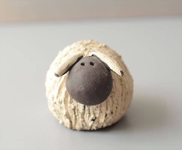 ドイツから かわいい陶器の羊 ハンドメイド オブジェ 置物 ペーパーウェイト フィギュア インテリア ヴィンテージ アンティーク_260527