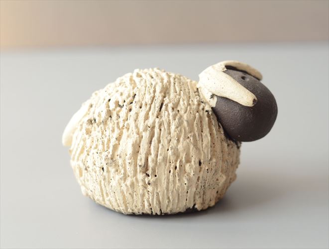 ドイツから かわいい陶器の羊 ハンドメイド オブジェ 置物 ペーパーウェイト フィギュア インテリア ヴィンテージ アンティーク_260527
