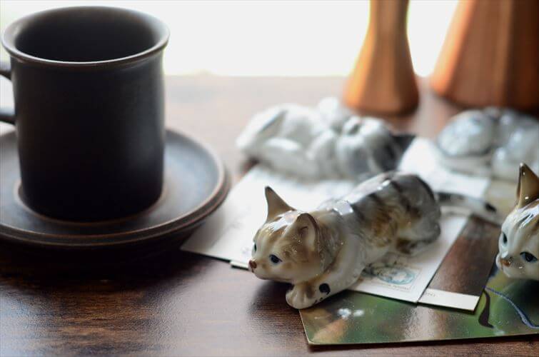 ドイツから かわいい陶器のネコ オブジェ フィギュア 猫 置物 インテリア ヴィンテージ アンティーク_260724