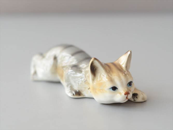 ドイツから かわいい陶器のネコ オブジェ フィギュア 猫 置物 インテリア ヴィンテージ アンティーク_260724