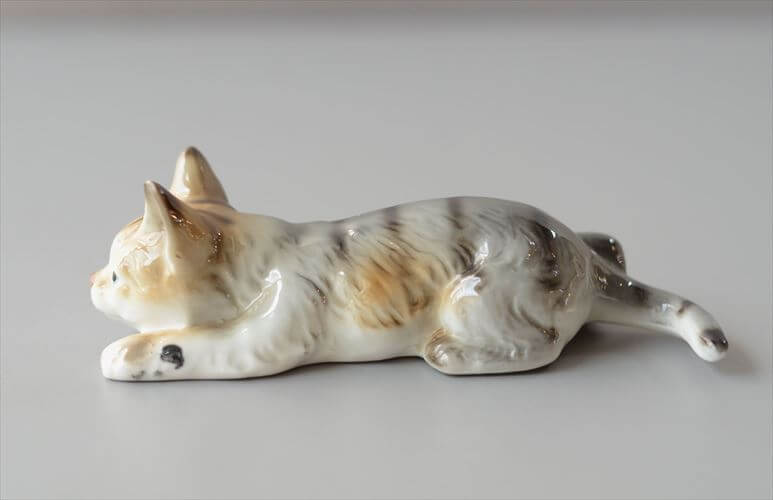 ドイツから かわいい陶器のネコ オブジェ フィギュア 猫 置物 インテリア ヴィンテージ アンティーク_260724