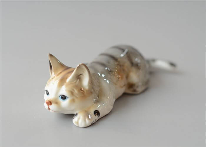 ドイツから かわいい陶器のネコ オブジェ フィギュア 猫 置物 インテリア ヴィンテージ アンティーク_260724