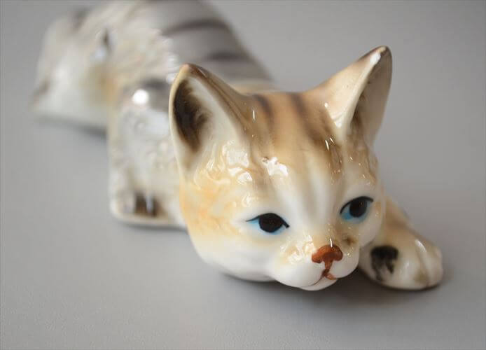ドイツから かわいい陶器のネコ オブジェ フィギュア 猫 置物 インテリア ヴィンテージ アンティーク_260724