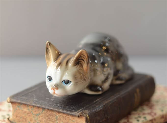ドイツから かわいい陶器のネコ オブジェ フィギュア 猫 置物 インテリア ヴィンテージ アンティーク_260724