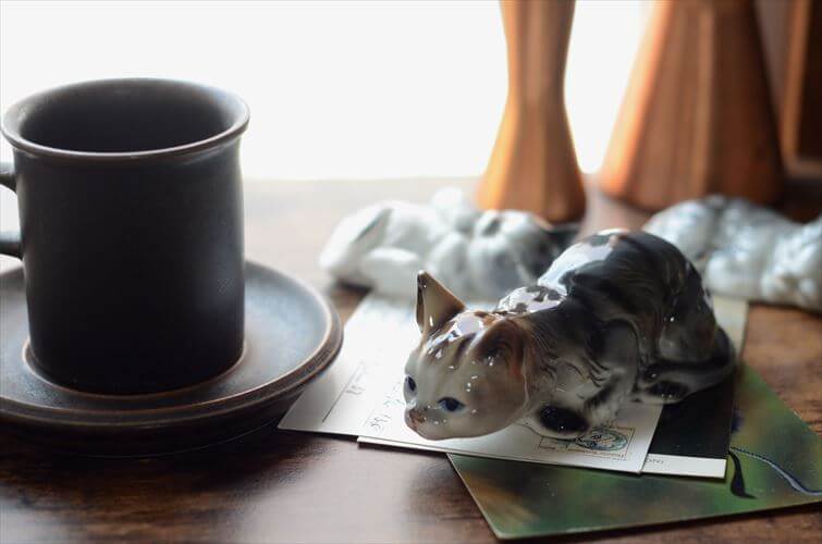 ドイツから かわいい陶器のネコ オブジェ フィギュア 猫 置物 インテリア ヴィンテージ アンティーク_260724