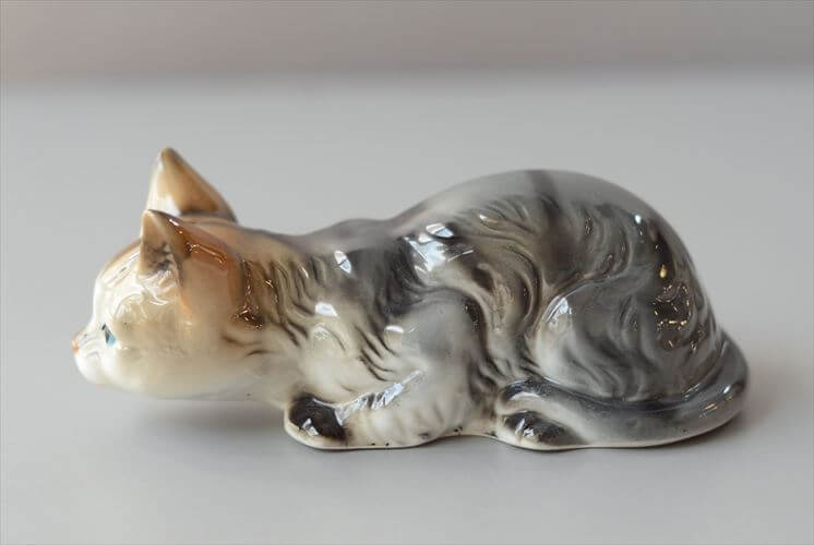 ドイツから かわいい陶器のネコ オブジェ フィギュア 猫 置物 インテリア ヴィンテージ アンティーク_260724