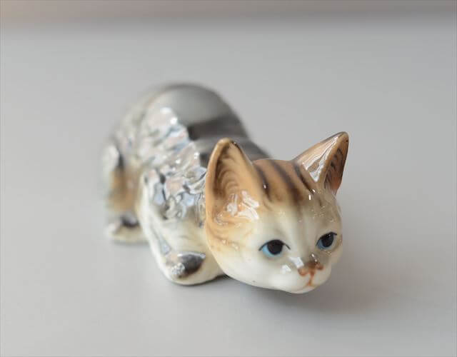 ドイツから かわいい陶器のネコ オブジェ フィギュア 猫 置物 インテリア ヴィンテージ アンティーク_260724