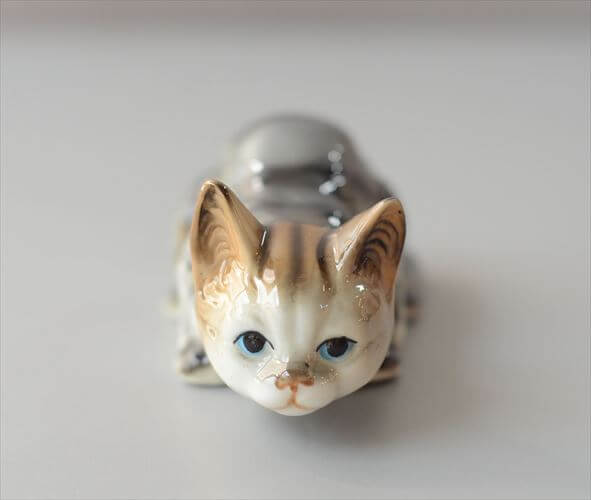 ドイツから かわいい陶器のネコ オブジェ フィギュア 猫 置物 インテリア ヴィンテージ アンティーク_260724