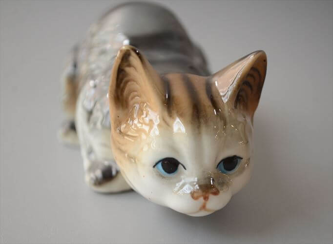 ドイツから かわいい陶器のネコ オブジェ フィギュア 猫 置物 インテリア ヴィンテージ アンティーク_260724
