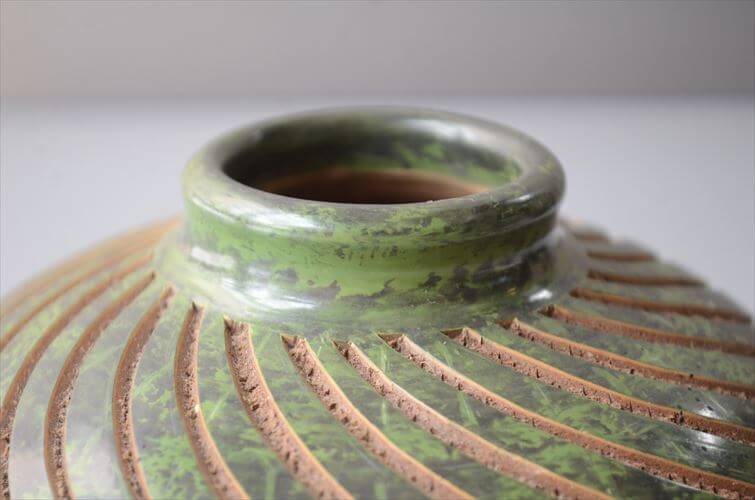 ニカラグア陶器 グリーンの花瓶  Art pottery ハンドメイド 花器 一輪挿し 火山粘土 フラワーベース_260805