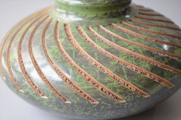 ニカラグア陶器 グリーンの花瓶  Art pottery ハンドメイド 花器 一輪挿し 火山粘土 フラワーベース_260805
