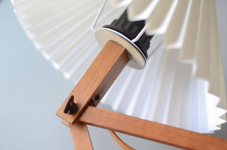 デンマークから 木製のシザーランプ シェード付き 壁付け 壁掛け ウォールライト 北欧照明 ヴィンテージ アンティーク