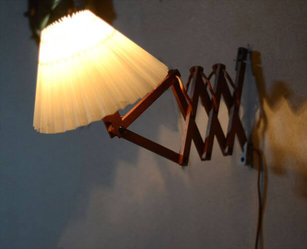 デンマークから 木製のシザーランプ シェード付き 壁付け 壁掛け ウォールライト 北欧照明 ヴィンテージ アンティーク