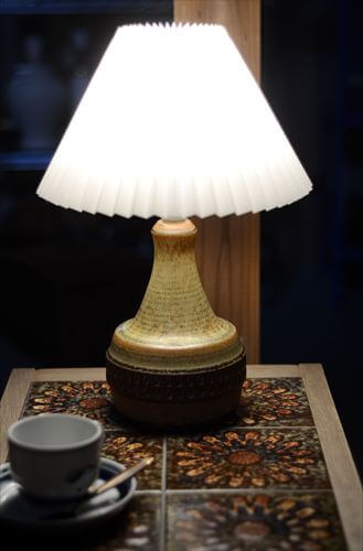 デンマーク製 SOHOLM ブラウンレリーフのデスクランプ シェード付き スーホルム ストーンウェア 北欧照明 テーブル ライト アンティーク