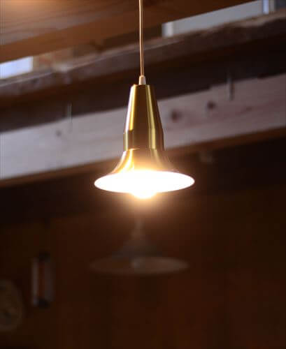 デンマークから かわいいフォルムの真鍮色 ペンダントライト 北欧 ヴィンテージ 照明 天井 ランプ アンティーク