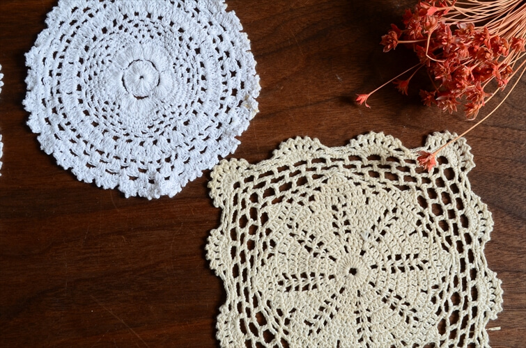 ドイツやフランスから 古いドイリー 4枚セット 刺繍レース コースター 花瓶敷き 撮影小物に！ アンティーク