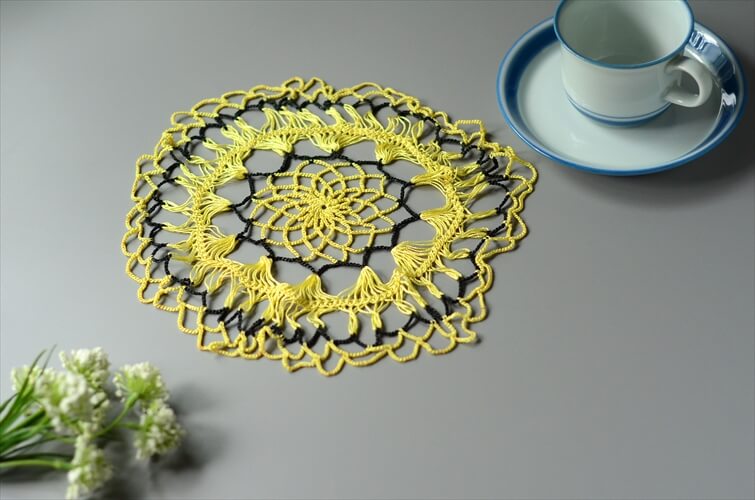 ドイツやフランスから 古いドイリー 4枚セット 刺繍レース コースター 花瓶敷き 撮影小物に！ アンティーク