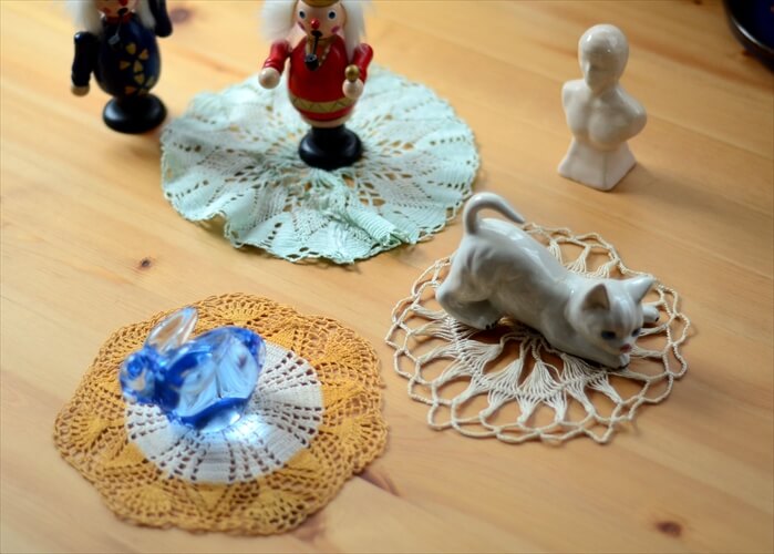 ドイツやフランスから 古いドイリー 4枚セット 刺繍レース コースター 花瓶敷き 撮影小物に！ アンティーク