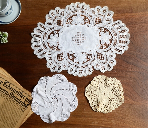 ドイツやフランスから 古いドイリー 3枚セット 刺繍レース コースター 花瓶敷き 撮影小物に！ アンティーク