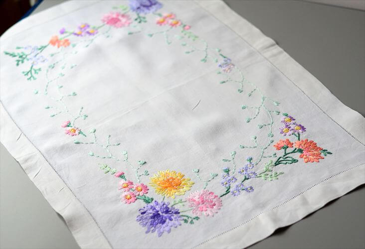 イングランドから ヴィンテージ かわいい花柄ハンド刺繍 クロス 39x57cm テーブルランナー ランチョンマット イギリス 英国 アンティーク