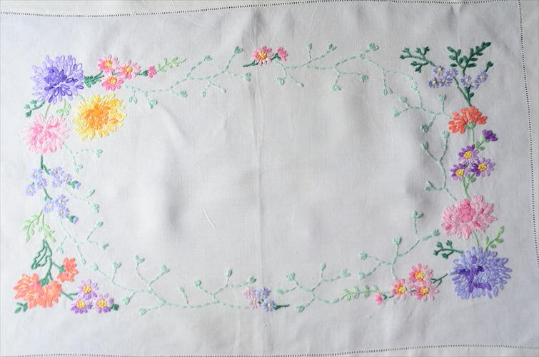 イングランドから ヴィンテージ かわいい花柄ハンド刺繍 クロス 39x57cm テーブルランナー ランチョンマット イギリス 英国 アンティーク