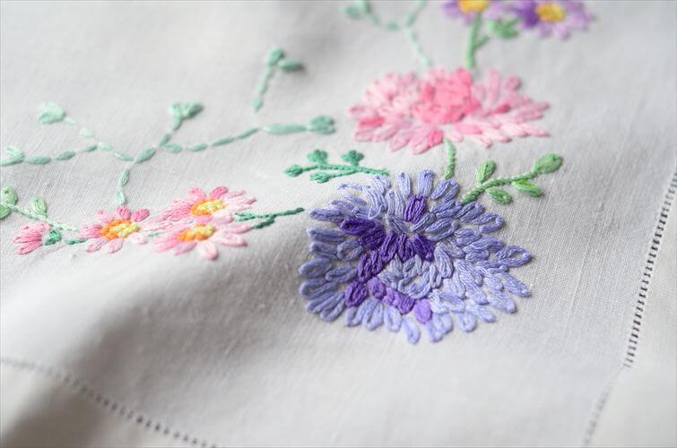 イングランドから ヴィンテージ かわいい花柄ハンド刺繍 クロス 39x57cm テーブルランナー ランチョンマット イギリス 英国 アンティーク
