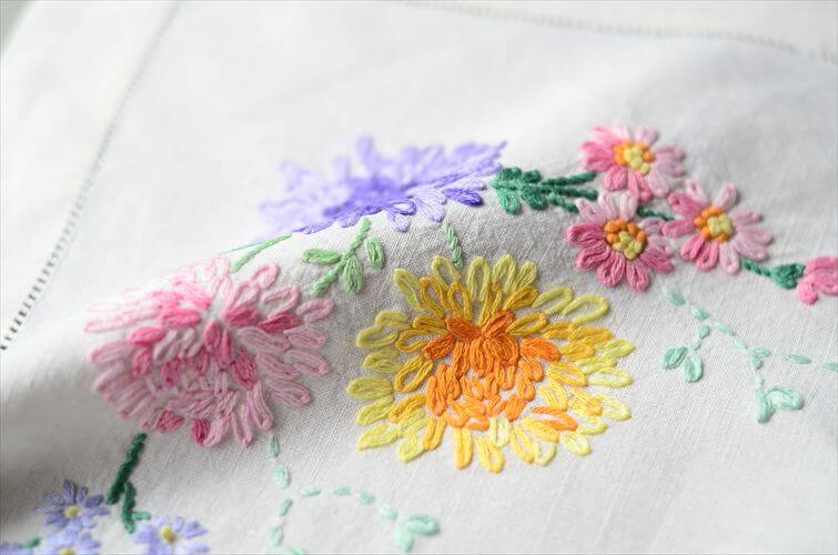イングランドから ヴィンテージ かわいい花柄ハンド刺繍 クロス 39x57cm テーブルランナー ランチョンマット イギリス 英国 アンティーク