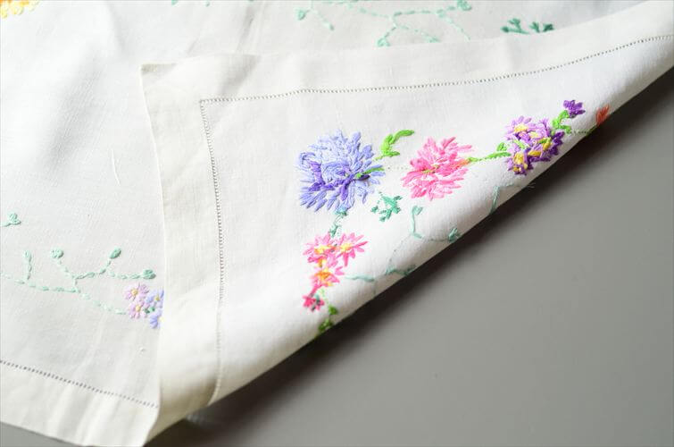 イングランドから ヴィンテージ かわいい花柄ハンド刺繍 クロス 39x57cm テーブルランナー ランチョンマット イギリス 英国 アンティーク