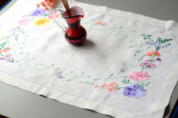 イングランドから ヴィンテージ かわいい花柄ハンド刺繍 クロス 39x57cm テーブルランナー ランチョンマット イギリス 英国 アンティーク