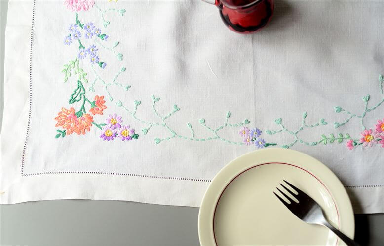 イングランドから ヴィンテージ かわいい花柄ハンド刺繍 クロス 39x57cm テーブルランナー ランチョンマット イギリス 英国 アンティーク