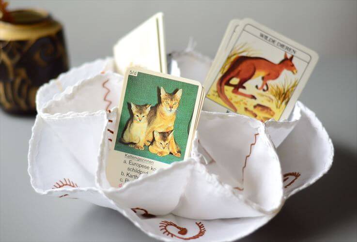 イングランドから ヴィンテージ ハンド刺繍 ファブリックトレー φ29cm クロス トレイ イギリス 英国 アンティーク