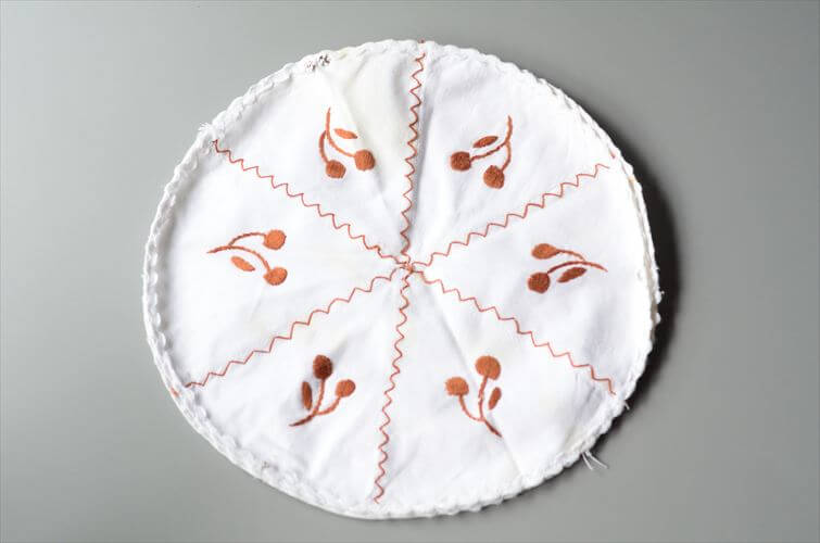 イングランドから ヴィンテージ ハンド刺繍 ファブリックトレー φ29cm クロス トレイ イギリス 英国 アンティーク