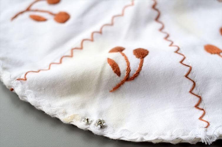 イングランドから ヴィンテージ ハンド刺繍 ファブリックトレー φ29cm クロス トレイ イギリス 英国 アンティーク