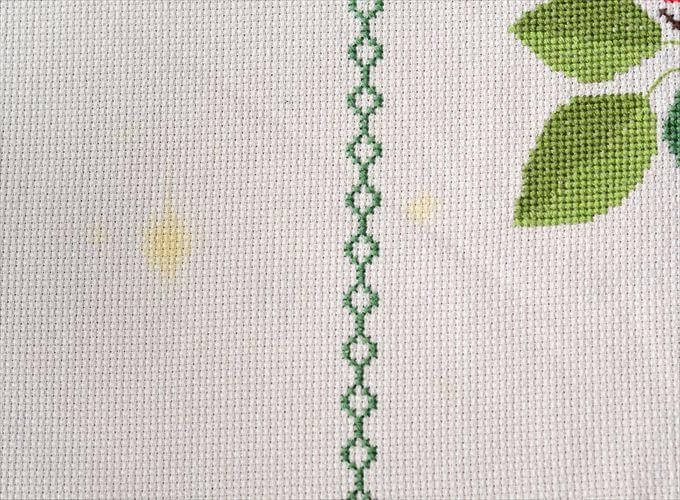 デンマークから 1970年代 木にとまる小鳥のハンド刺繍 テーブルクロス 112x216cm テーブルリネン ファブリック アンティーク