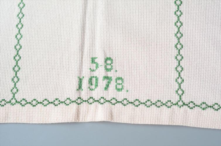 デンマークから 1970年代 木にとまる小鳥のハンド刺繍 テーブルクロス 112x216cm テーブルリネン ファブリック アンティーク